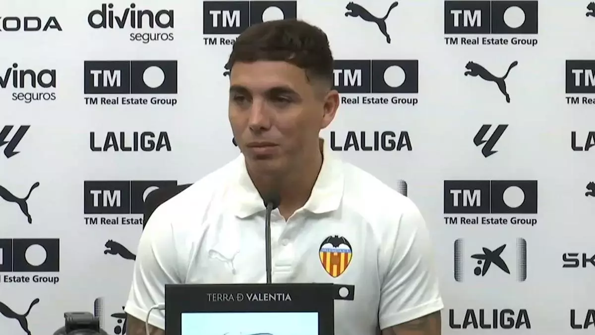 El Valencia presenta a Saravia: "Aimar me habló de la grandeza del club"