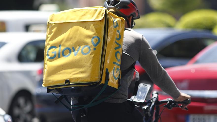 Un 'rider' de Glovo, circula en su bicicleta por una calle de Madrid.