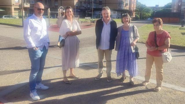 Por la izquierda, Miguel Blanco, Marta Martínez, Gilberto Villoria, Susi Martínez y Elena Antuña, en el parque de Avelino Vidal, en Nuevo Gijón.