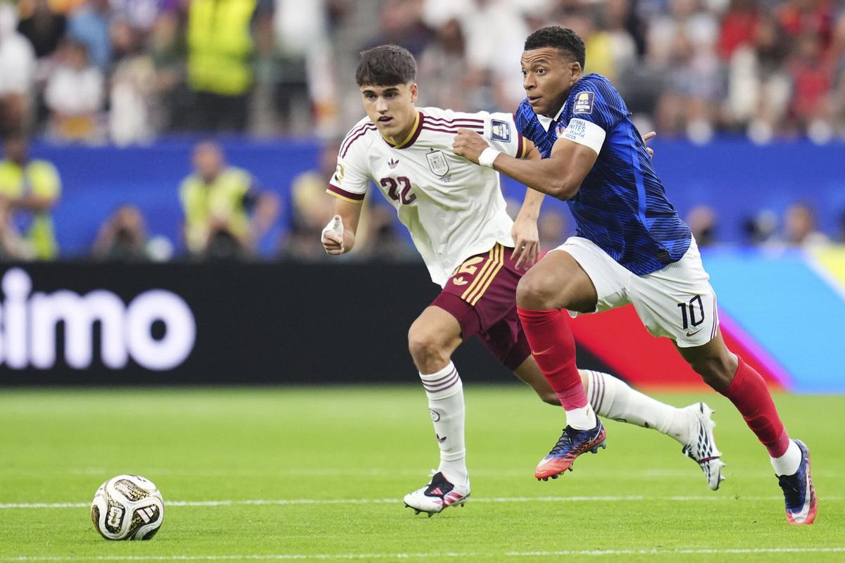 Pau Cubarsi of Spain and Kylian Mbappe of France compete for the ball during the FIFA World Cup 2026 Semi Final match between France and Spain at Dallas Stadium on July 14, 2026 in Arlington, Texas. AFP7 14/07/2026 ONLY FOR USE IN SPAIN