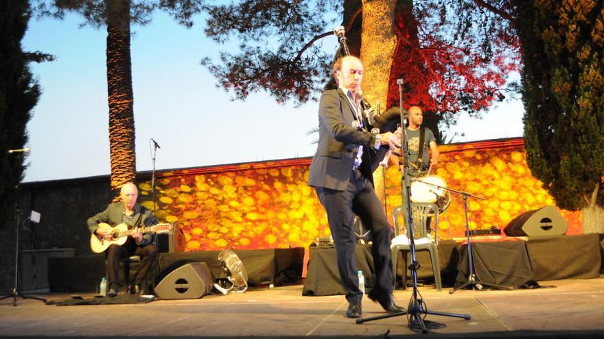 Carlos Núñez actúa con los Xeremiers de Sant Joan