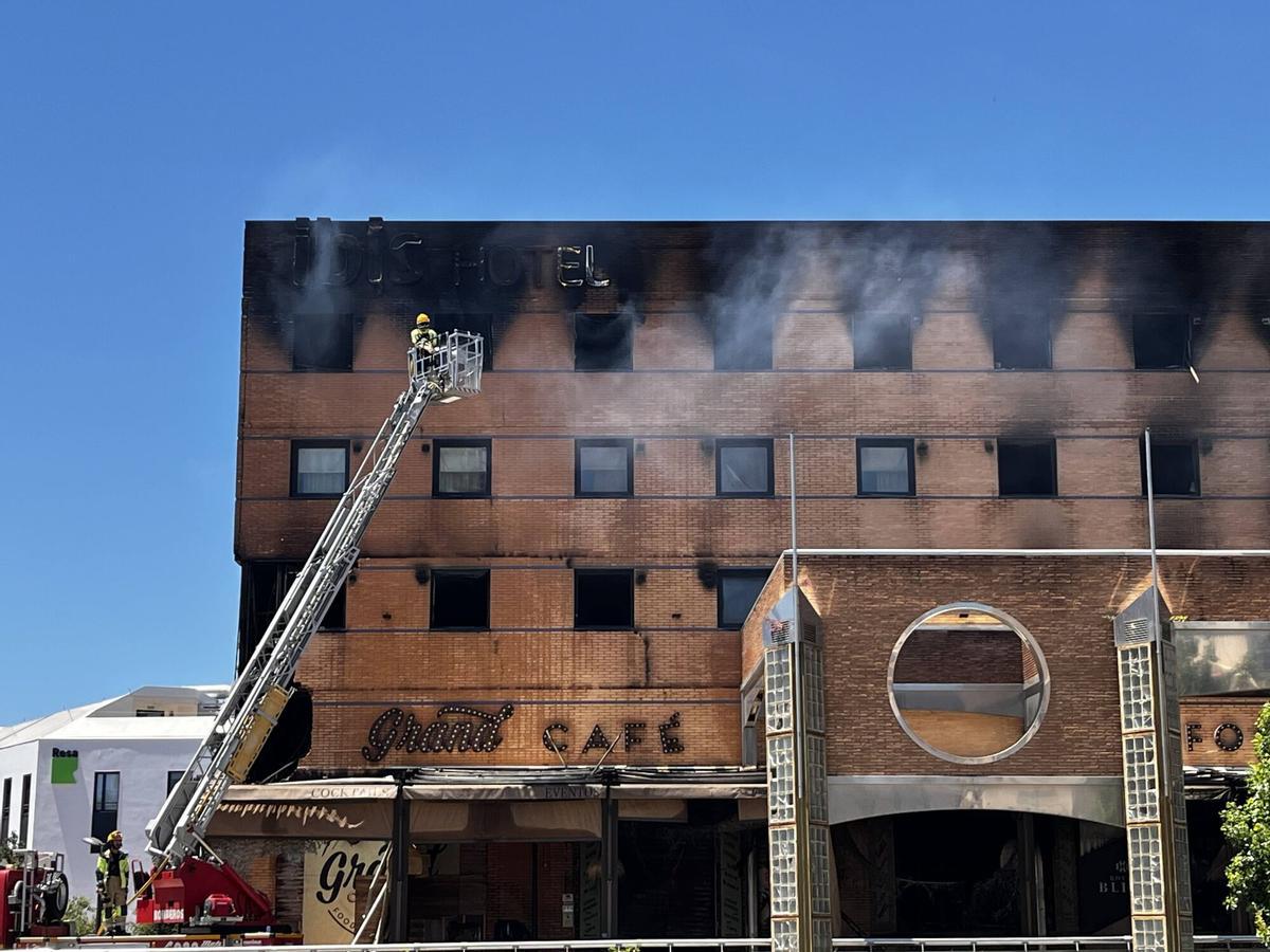 Reactivado el incendio en el hotel Ibis de Málaga este miércoles