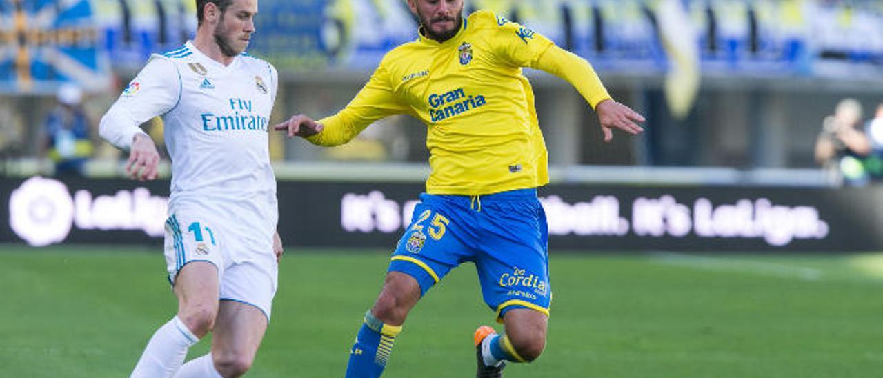 Alberto Aquilani, junto a Gareth Bale, durante el partido entre la UD Las Palmas y el Real Madrid el pasado 31 de marzo en el Estadio de Gran Canaria.