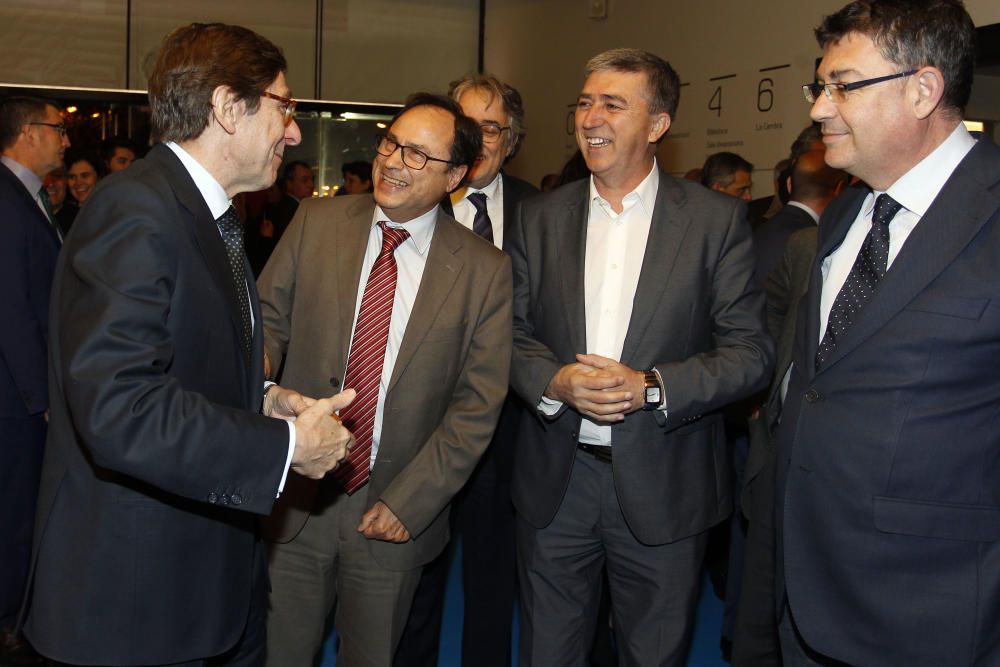 José Ignacio Goirigolzarri conversa con el conseller de Hacienda, Vicent Soler, su homólogo en Economía, Rafael Climent, y el presidente de las Corts, Enric Morera.