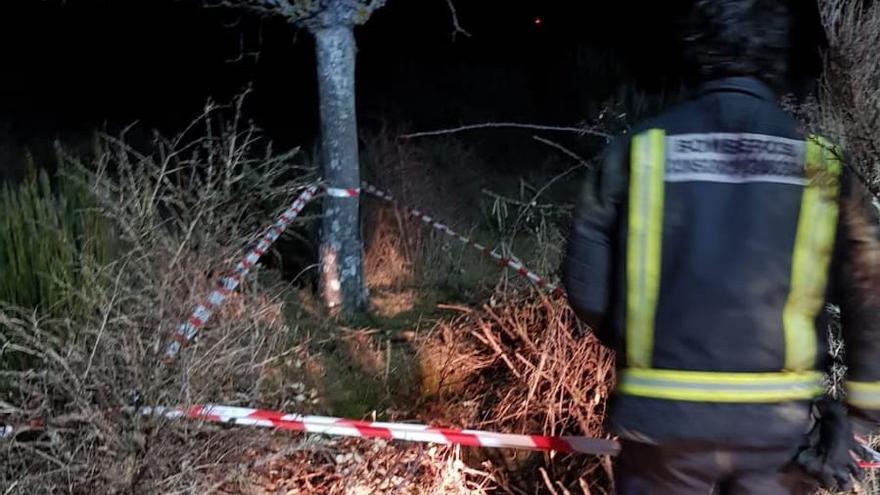 El pozo de apenas visibilidad entre la maleza y la caída de la noche.