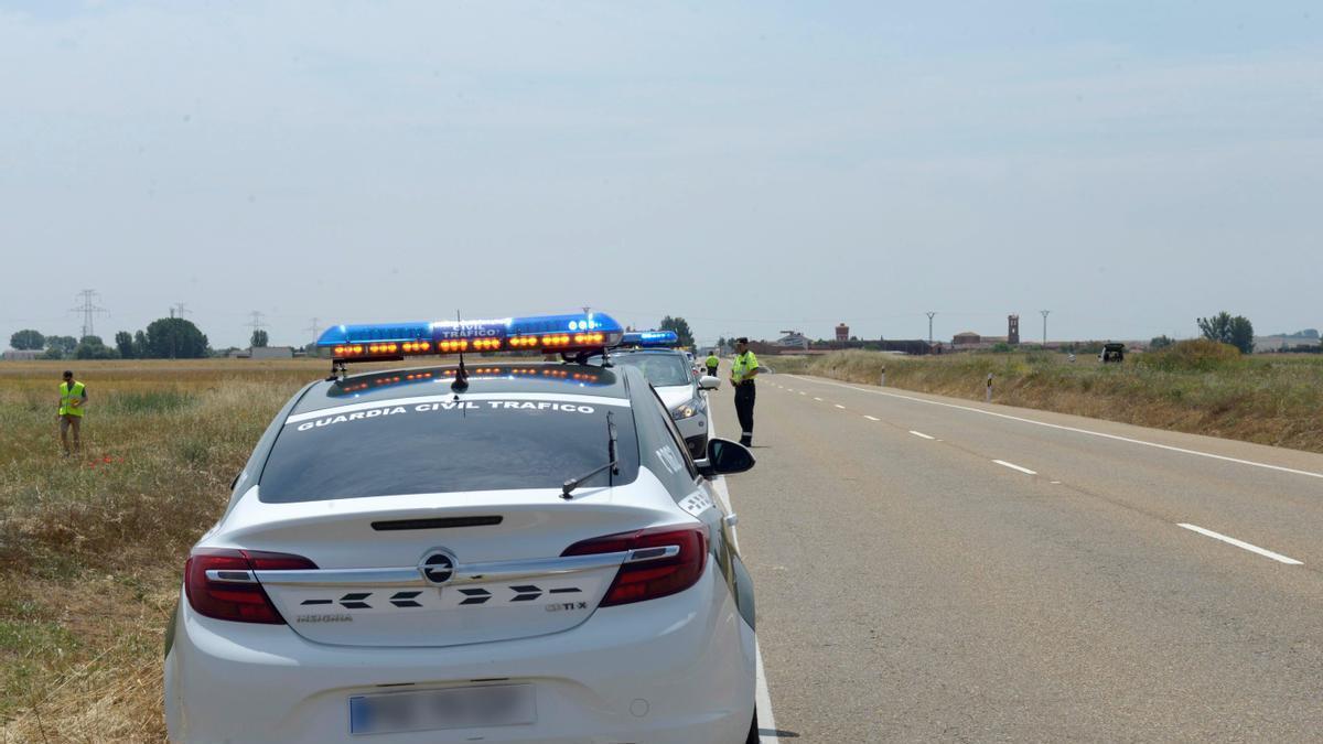 Multado con 200 euros un conductor que viaja con su bicicleta colocada en el portabicicletas trasero y manteniendo la velocidad adecuada: la Guardia Civil extrema la vigilancia por lo ocurrido en la parte trasera del coche