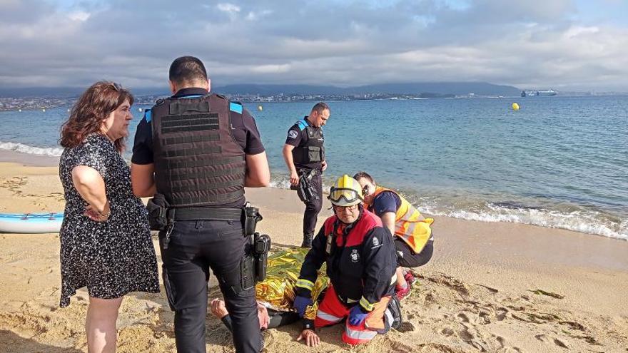 Efectivos de emergencia, con el accidentado tumbado en la playa.   | //
