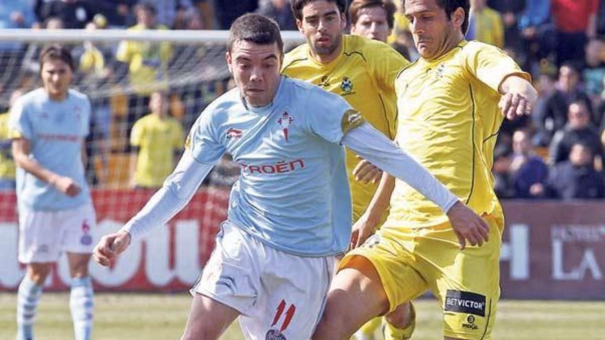 Iago Aspas conduce el balón en el campo de Santo Domingo, el año pasado, en el partido Alcorcón-Celta. // Marta G.Brea