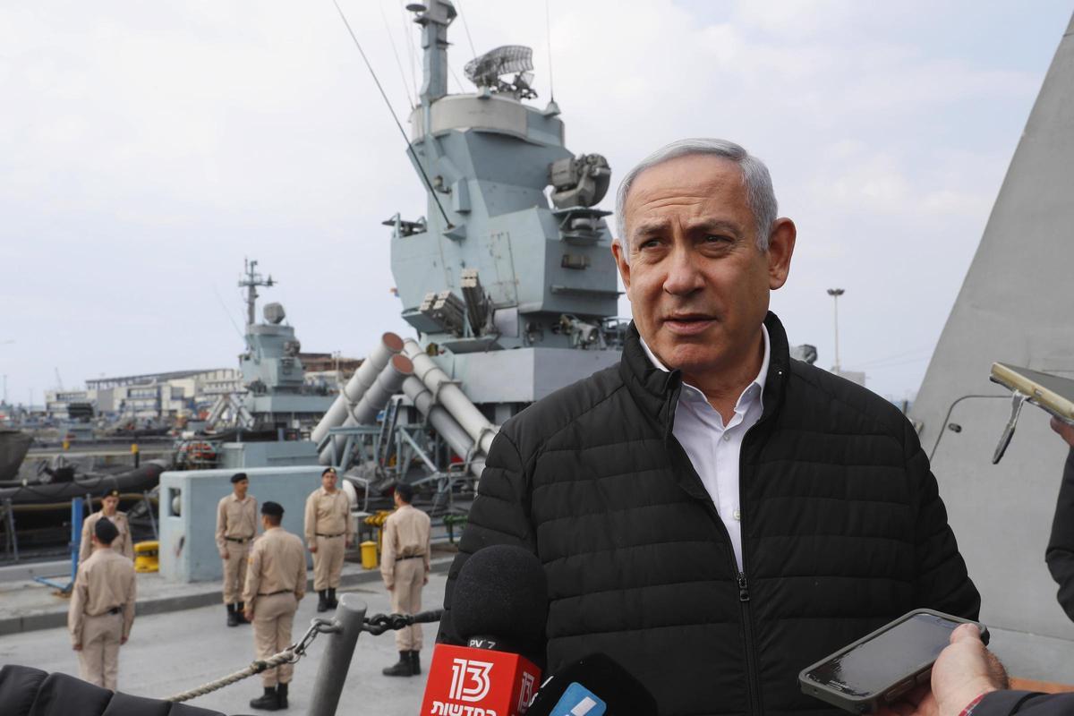 Benjamín Netanyahu, delante de una corbeta de la Armada israelí, en una imagen de archivo.