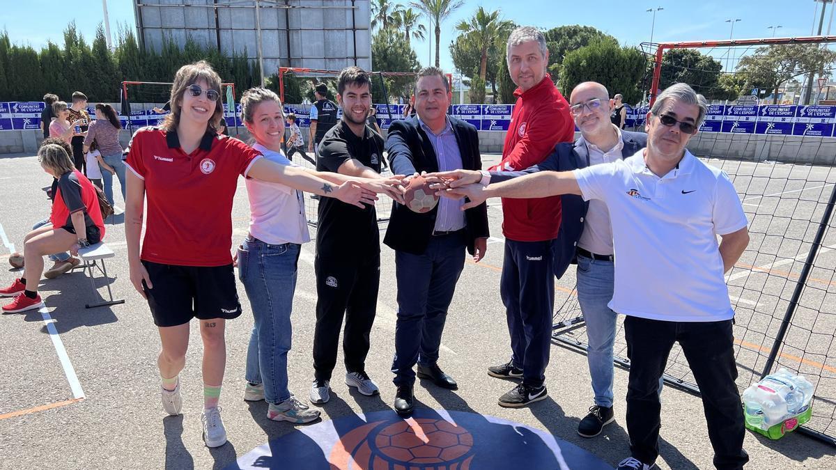 Auroridades y protagonistas, en el la cita del Circuito Handbol al Carrer de Sagunt.