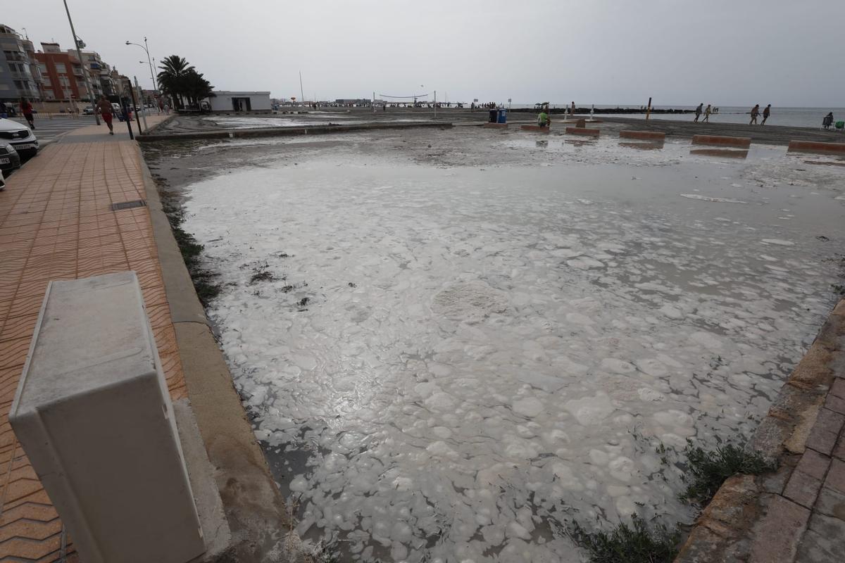 Los efectos del pequeño "tsunami" en Santa Pola