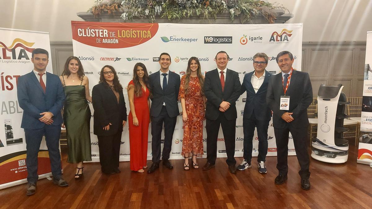 El equipo del clúster aragonés de logística (ALIA) junto con el divulgador Marc Vidal en el ALIA Logistics Summit celebrado en Zaragoza.