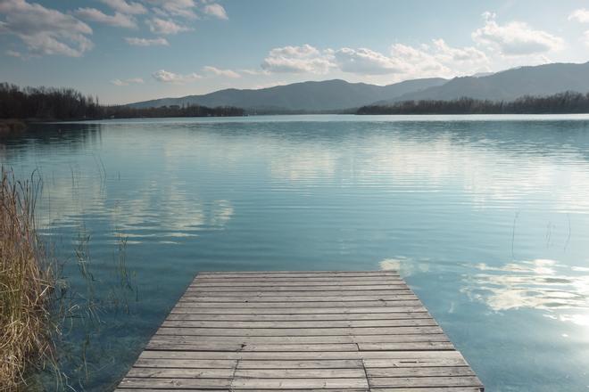 No hace falta salir de España para visitar un lago misterioso.