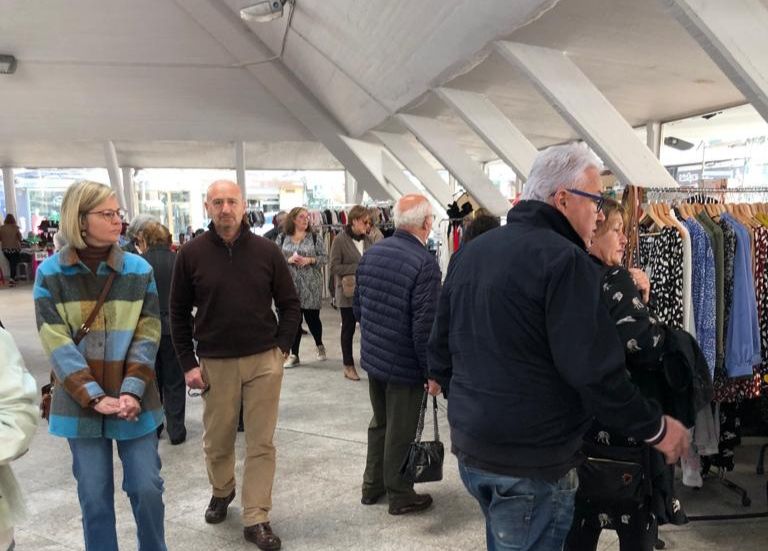 Así es la Feria del Stock de la Pola: Muy buenos precios, grandes chollos y muchos clientes