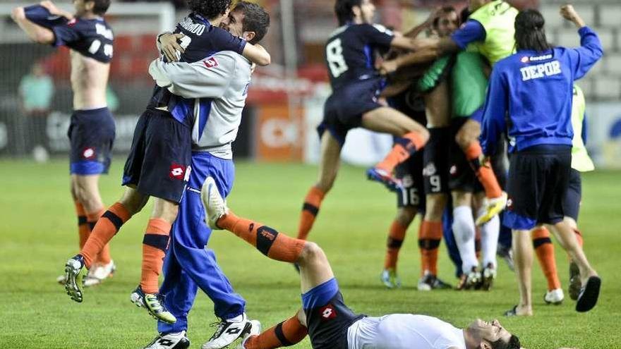 Los deportivistas celebran la victoria en el Nou Estadi de Tarragona en mayo de 2012.