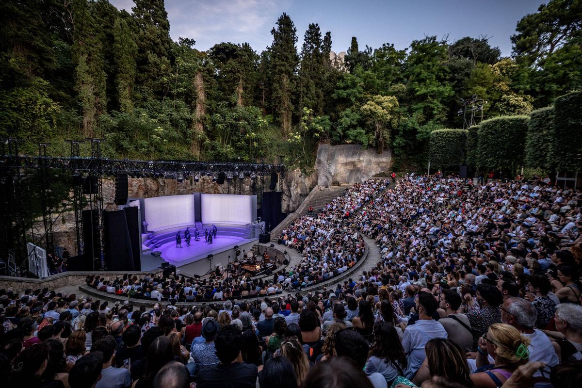 'L'Òpera de tres rals' de Brecht en el Teatre Grec, producción inaugural que celebra los 50 años del festival y del Teatre Lliure.