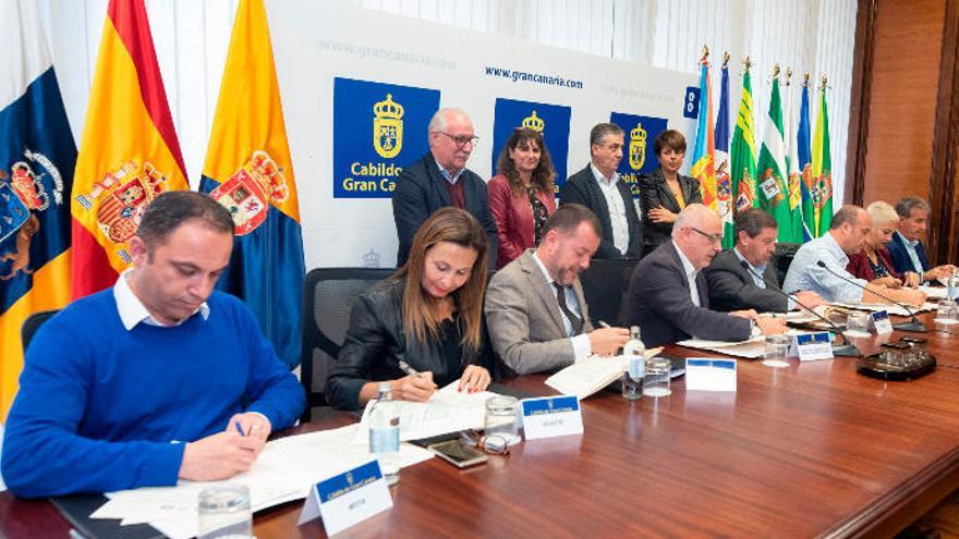 Firma de los convenios entre el Cabildo y siete ayuntamientos afectados por los incendios, ayer.