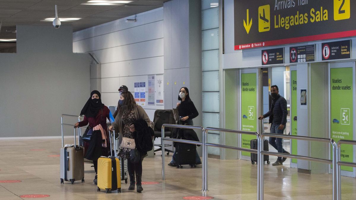 Viajeras en el aeropuerto de Barajas.