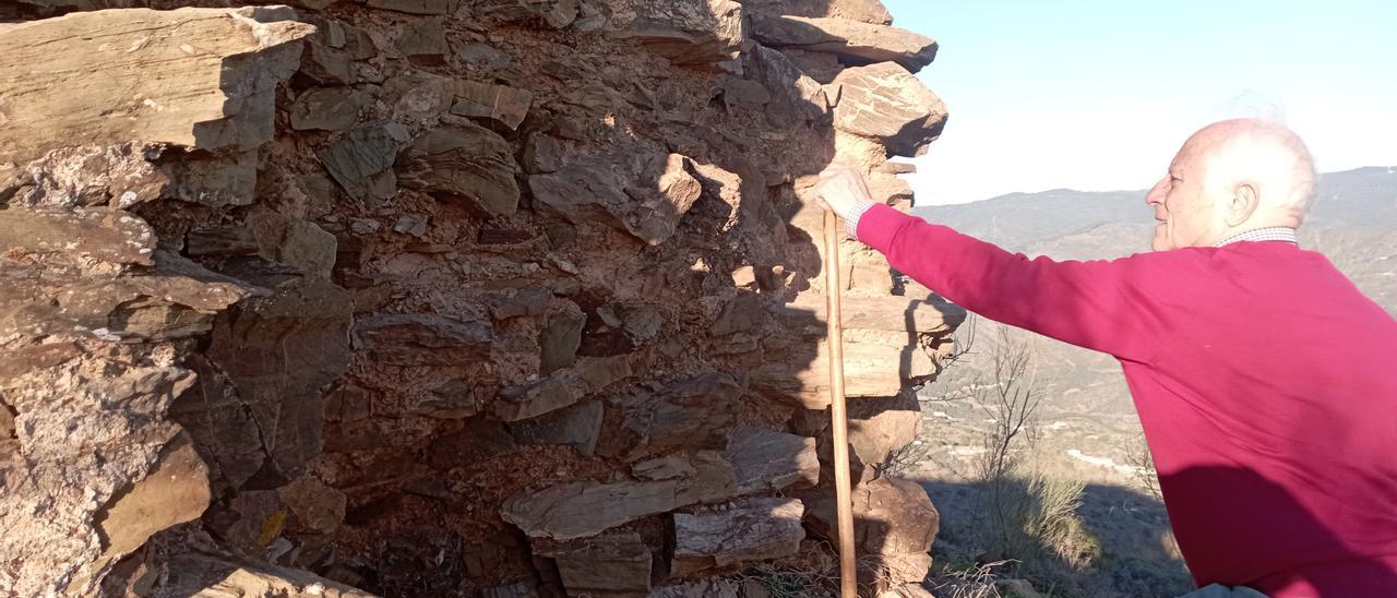 El académico de la Historia Manuel Olmedo examina la parte desplomada de la Torre de los Verdiales, del siglo XIII.