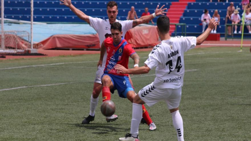 Lance del juego del partido entre el Lanzarote y el Tenisca, ayer en la Ciudad Deportiva conejera. | | UD LANZAROTE