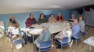 Mayores con voz propia: el “grupín del podcast” del barrio gijonés de El Llano convierte el Centro Social en un estudio de radio