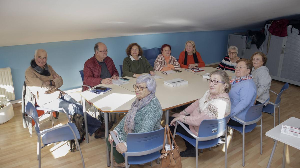 VÍDEO: Mayores con voz propia: el “grupín del podcast” del Llano convierte el Centro Social en un estudio de radio