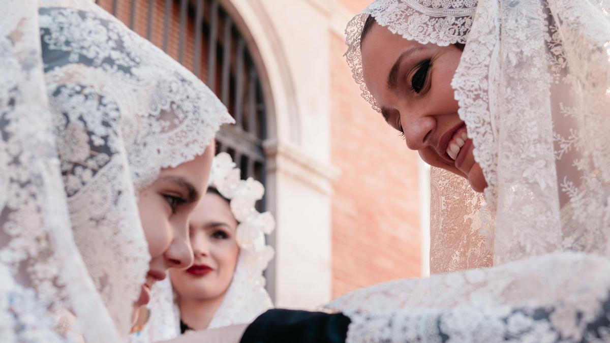 Las falleras mayores han lucido sendas mantillas de la firma valenciana Santo Textil.