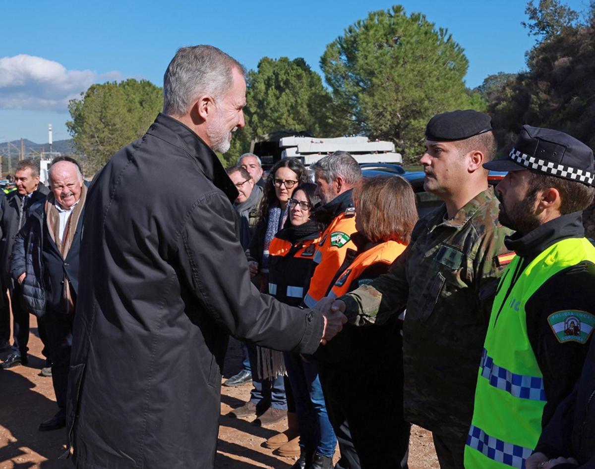 El Rey Felipe VI felicita al cabo Obrero durante su visita a la zona cero.