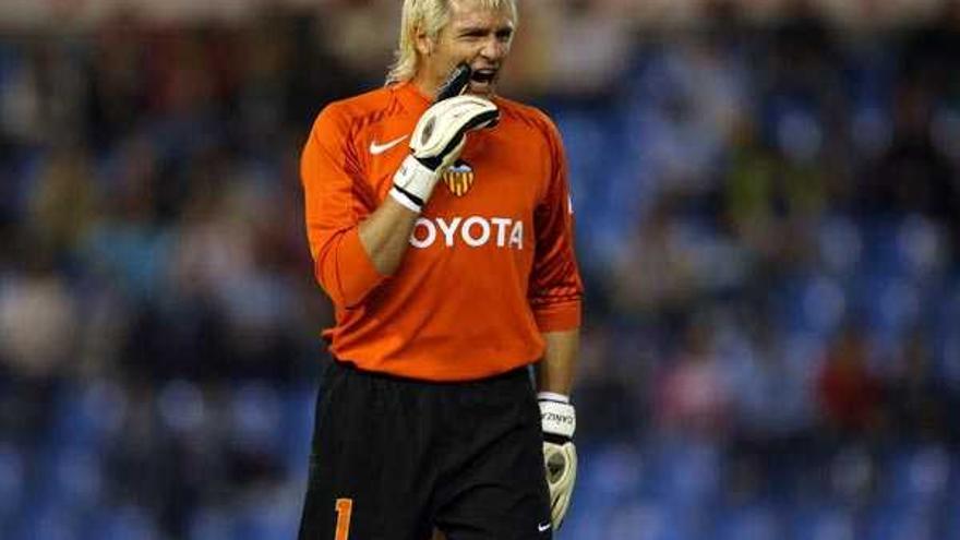 Cañizares, durante un partido con el Valencia.