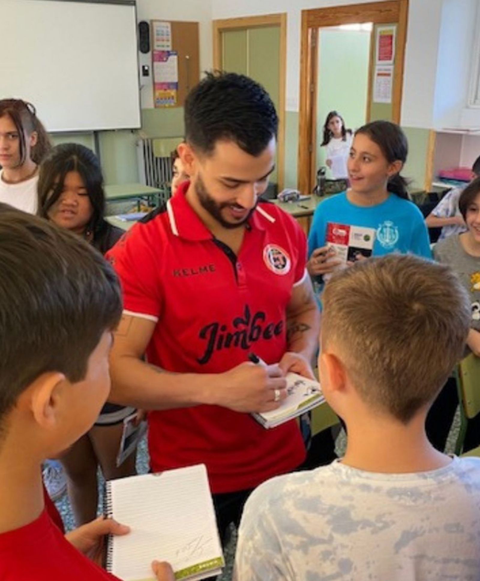 Los jugadores del Jimbee Cartagena visitan el CEIP Antonio Ulloa de la ciudad portuaria