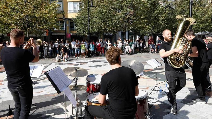 El sexteto &quot;Gdansk Down Town Brass&quot;, ayer, en Gijón.