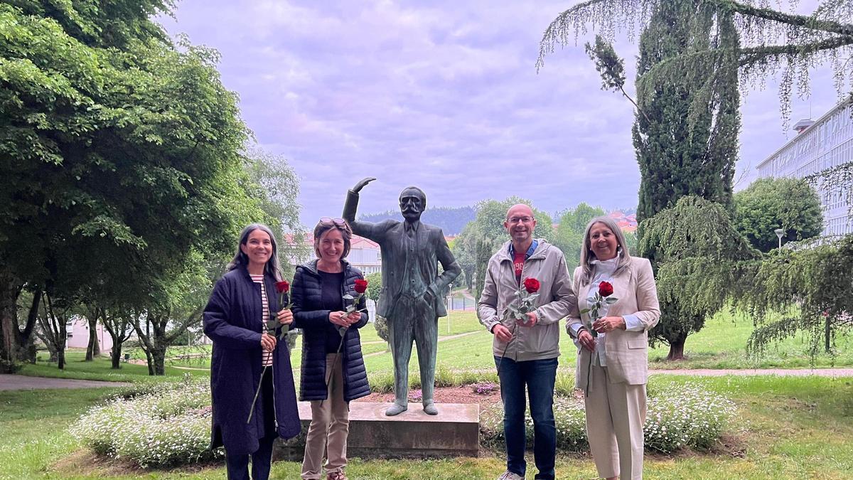 Rosón, Álvarez, Muíños e Castro antes a estatua de Pablo Iglesias