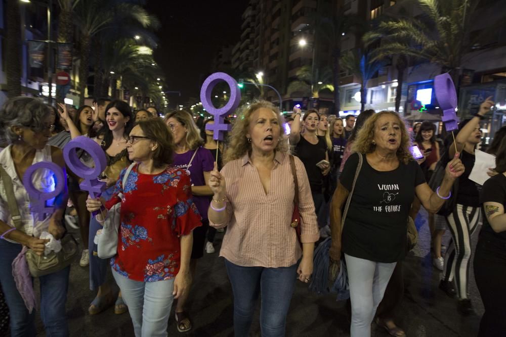 “No es no, lo demás es violación” y “La tumba del machismo, Alicante será”, son algunas de las consignas que se escuchado por las calles de la ciudad