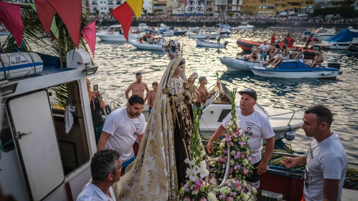 Procesión marítima de la Virgen del Carmen, ayer en Candelaria. | | E.D.
