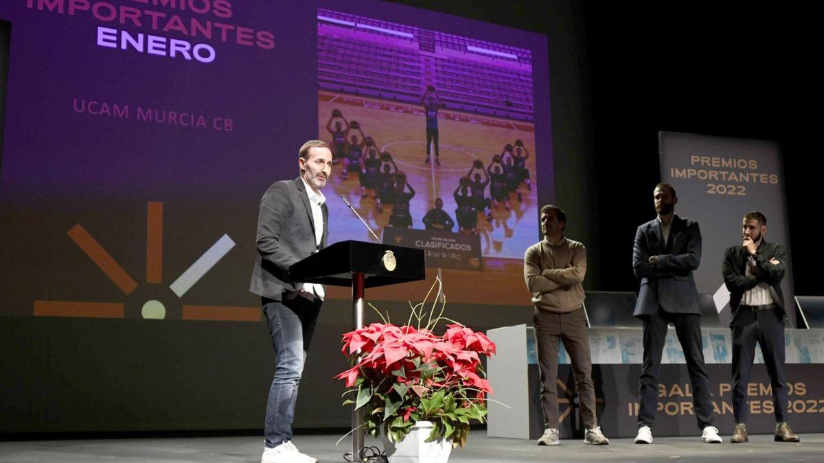 Sito Alonso, Tomás Bellas y Nemanja Radovic recogen el premio Importante Enero en nombre del UCAM Murcia CB.