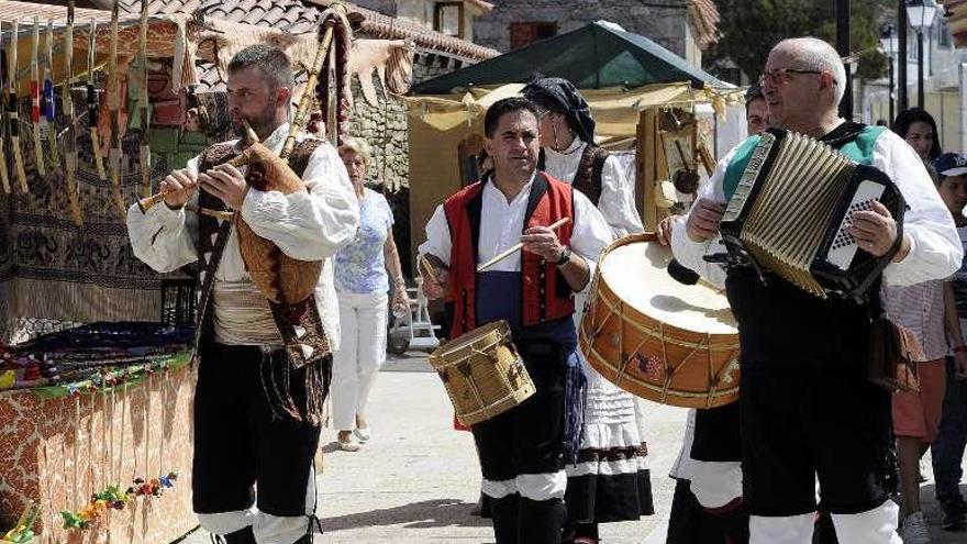 El grupo Sons da Mina recorrió los puestos de artesanía. // Bernabé/J.L.