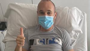 Iniesta, en el hospital de Barcelona tras ser intervenido de una lesión muscular, que le tendrá 4 meses de baja.