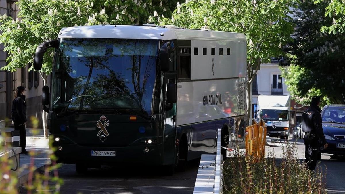 Un furgón de la Guardia Civil traslada a los detenidos de la 'operacion Lezo'