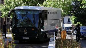 Un furgón de la Guardia Civil traslada a los detenidos de la ’operacion Lezo’.