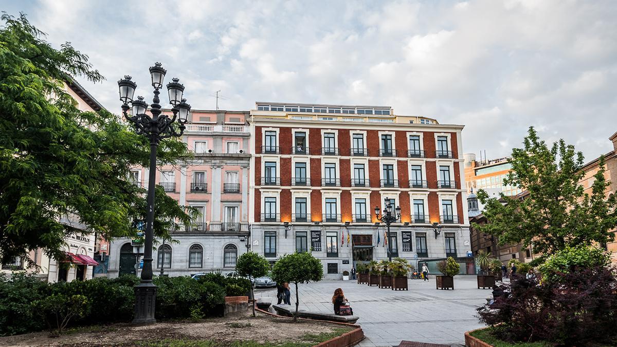 Intelier Palacio San Martín ocupa un edificio histórico situado en una plaza peatonal, a pocos minutos de la Puerta del Sol, la Plaza Mayor y el Palacio Real.