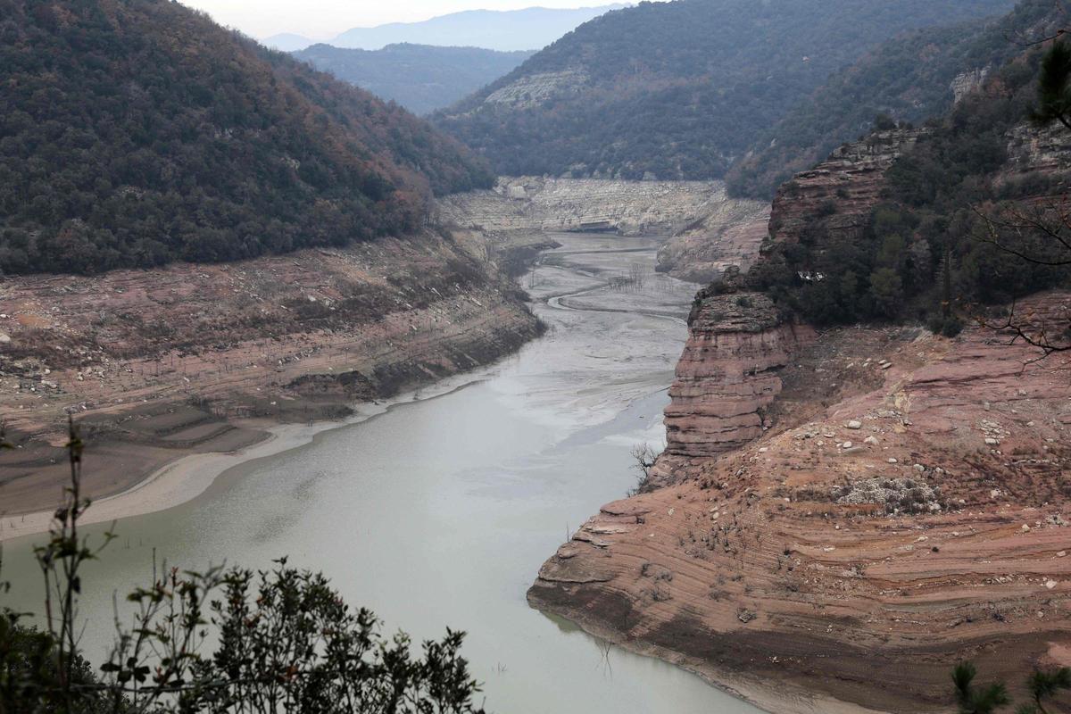 Esta fotografía tomada el 15 de enero de 2024 muestra una vista de la presa de bajo nivel de agua de Sau en la provincia de Girona en Cataluña. Cataluña lucha contra una sequía histórica desde hace tres años y algunos residentes ya experimentan restricciones de agua en su vida diaria.