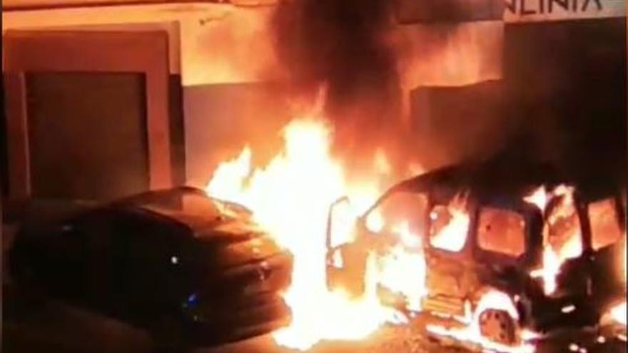 Vídeo: Dos coches arden en Vila-real