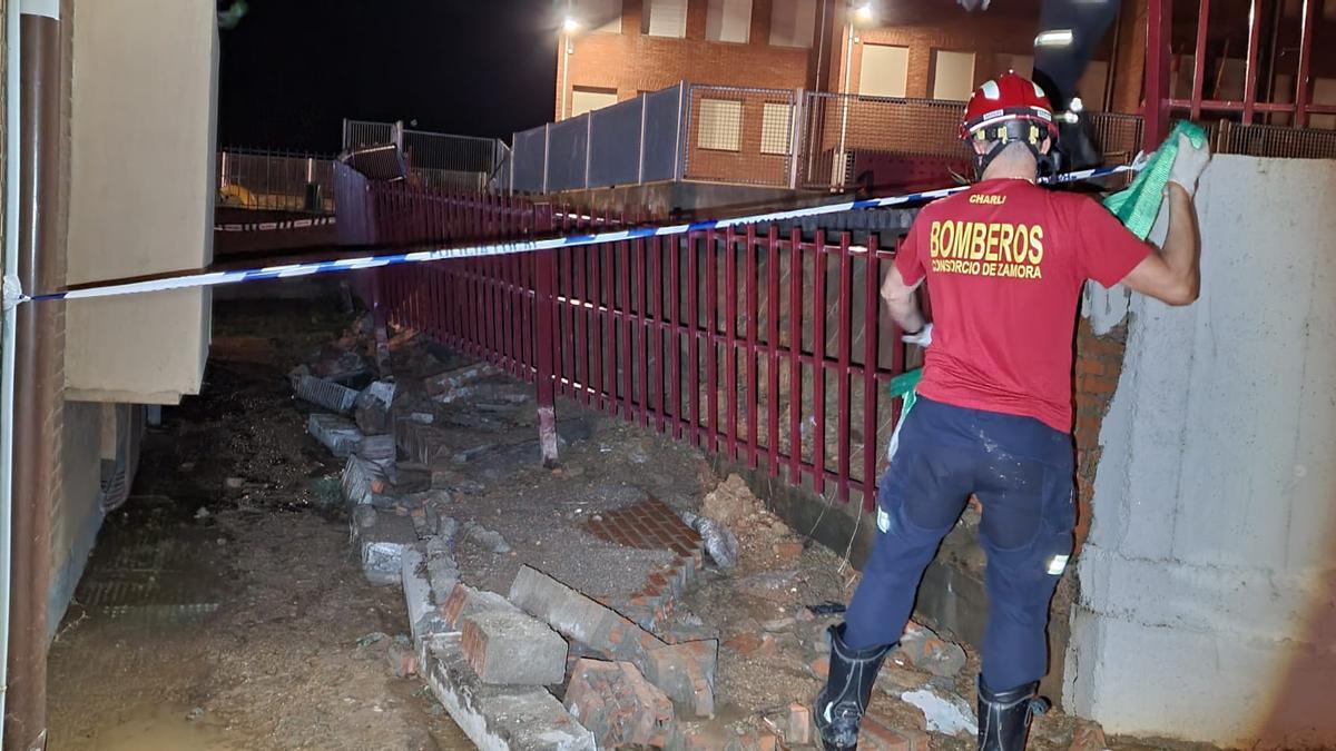 Otra imagen de los daños sufridos por el muro, muy próximo a la línea de viviendas de Las Malvinas.