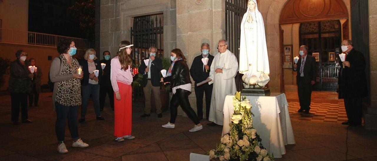 La imagen de la Virgen de Fátima, anoche, ante pocos fieles guardando la distancia física y muchos protegidos con mascarillas. // Iñaqui Osorio