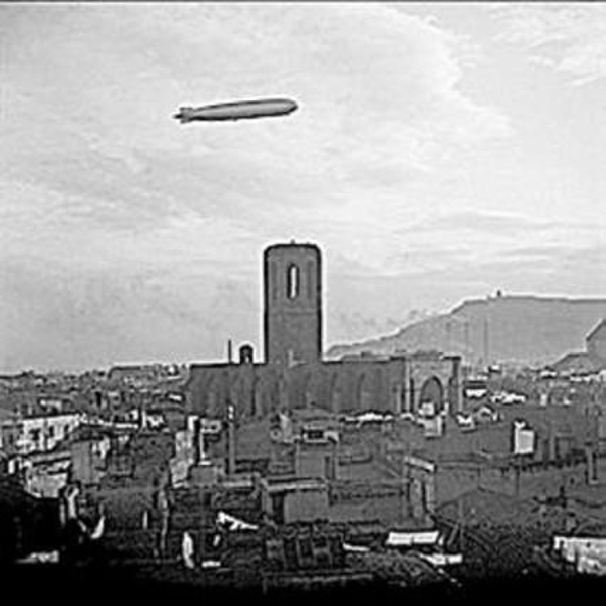 PASSAT 3 De dalt a baix: grup al Folies Bergere; fira ramadera al passeig de Sant Joan (1915); enterrament de Prat de la Riba (1917); un zepelí durant l’Expo del 1929; Corpus a la plaça de Sant Jaume, i autoretrat (1918). PASSAT 3 De dalt a baix: grup al Folies Bergere; fira ramadera al passeig de Sant Joan (1915); enterrament de Prat de la Riba (1917); un zepelí durant l’Expo del 1929; Corpus a la plaça de Sant Jaume, i autoretrat (1918).
