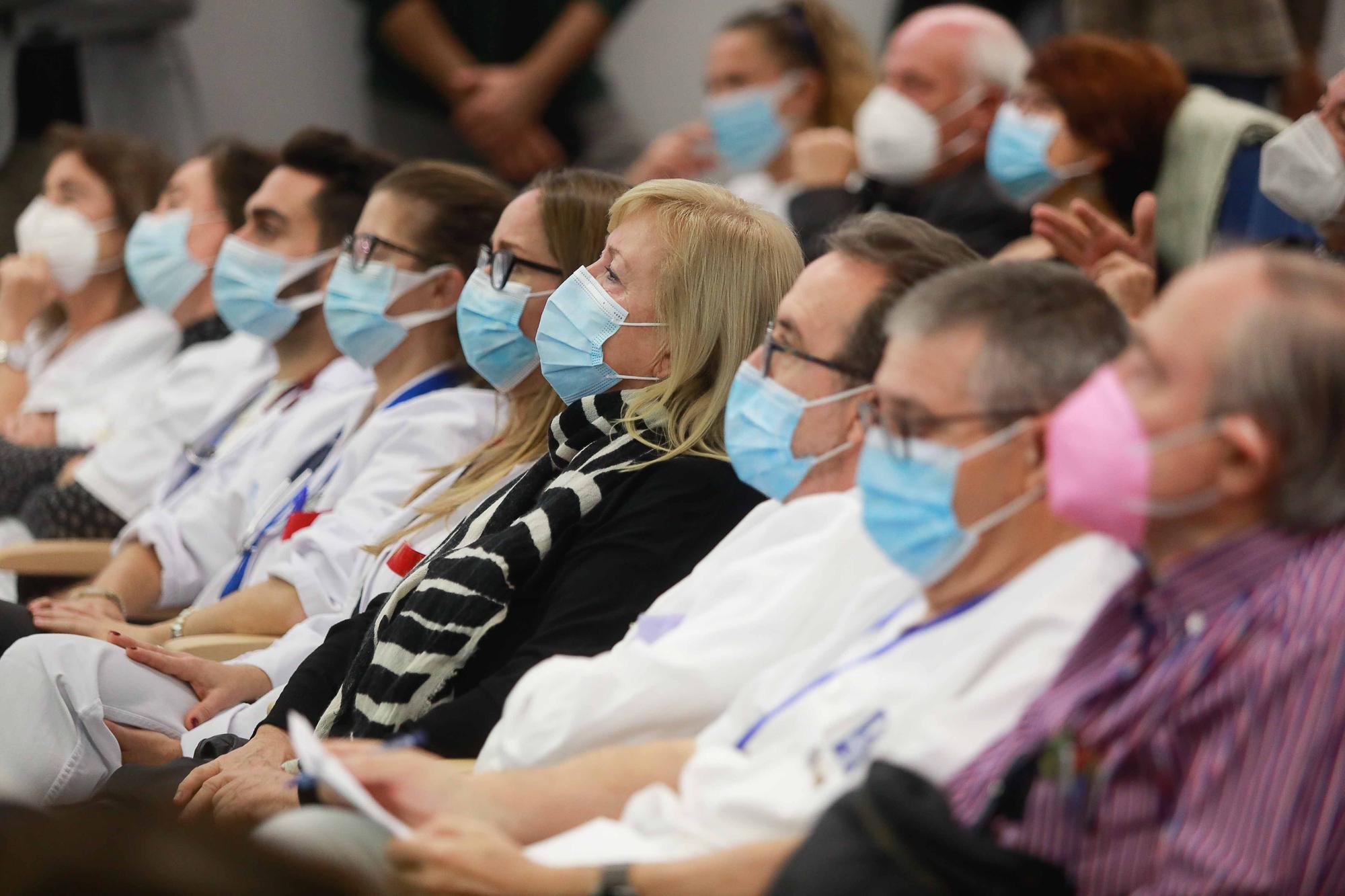 Maria Tresserra, emocionada al recibir la Cruz de la Orden Civil de Sanidad en Ibiza