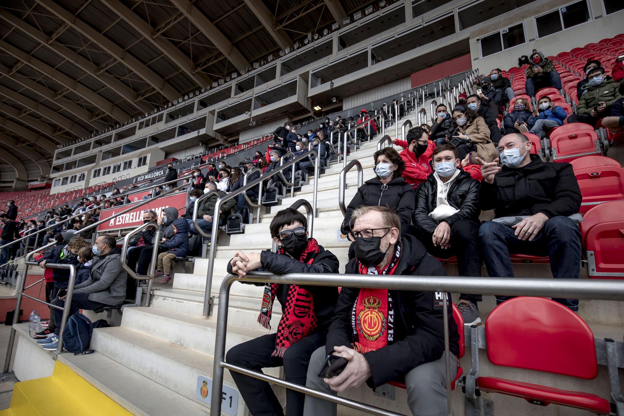 Medio millar de aficionados disfruta de la jornada de puertas abiertas del Real Mallorca