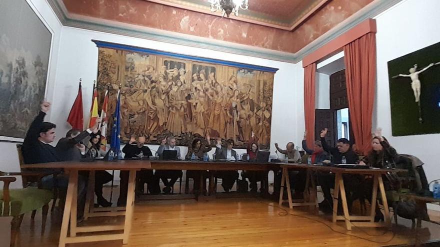 Los miembros de la Corporación municipal votan uno de los puntos del orden del día. | C. T.