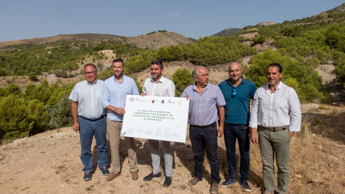 Tras la firma del manifiesto, donde estuvieron presentes el consejero Antonio Luengo y el alcalde de Caravaca, José Francisco García