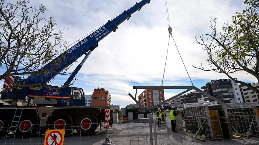 Comienza a instalarse la pasarela que unirá las dos partes del barrio de Altabix divididas por las vías del tren